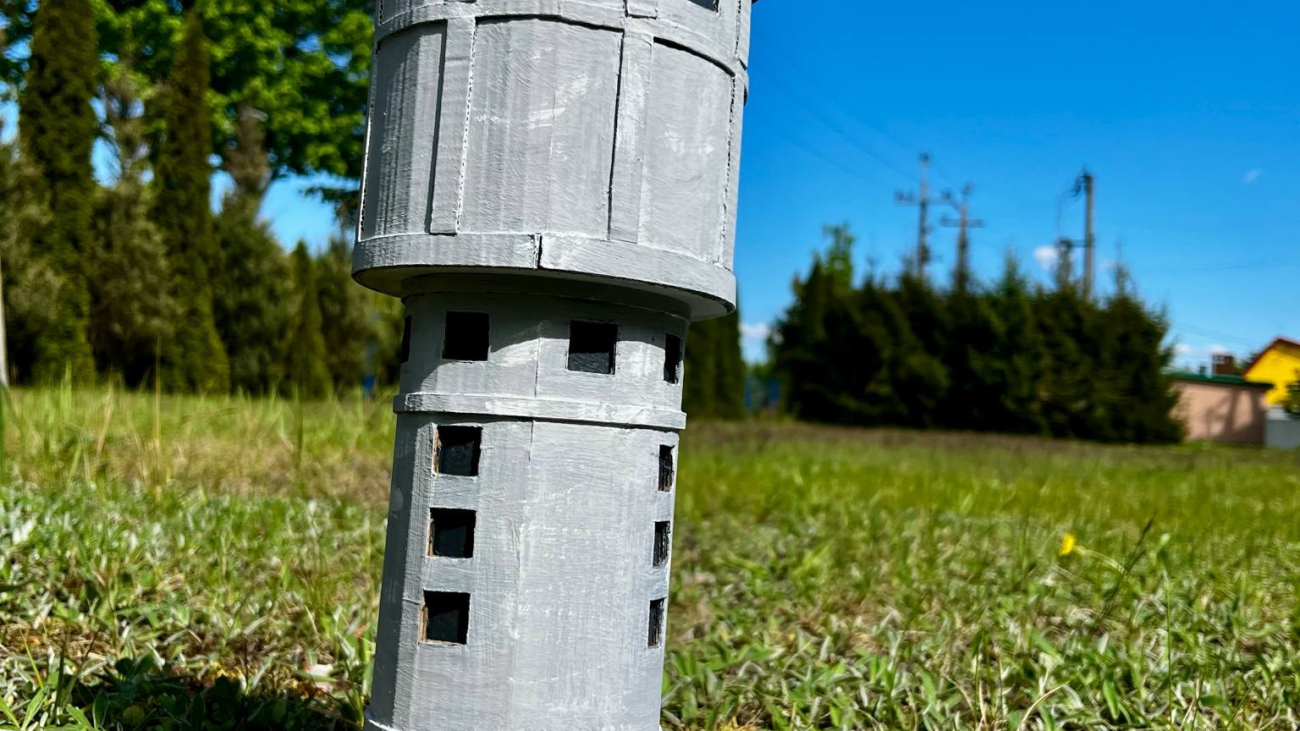 Praca Zofii Kot z kl. V b Szkoły Podstawowej Nr 2 w Hajnówce, przedstawiająca miniaturę Wieży Ciśnień