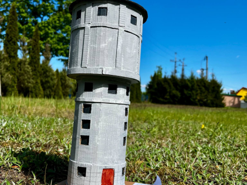 Praca Zofii Kot z kl. V b Szkoły Podstawowej Nr 2 w Hajnówce, przedstawiającej miniaturę Wieży Ciśnień