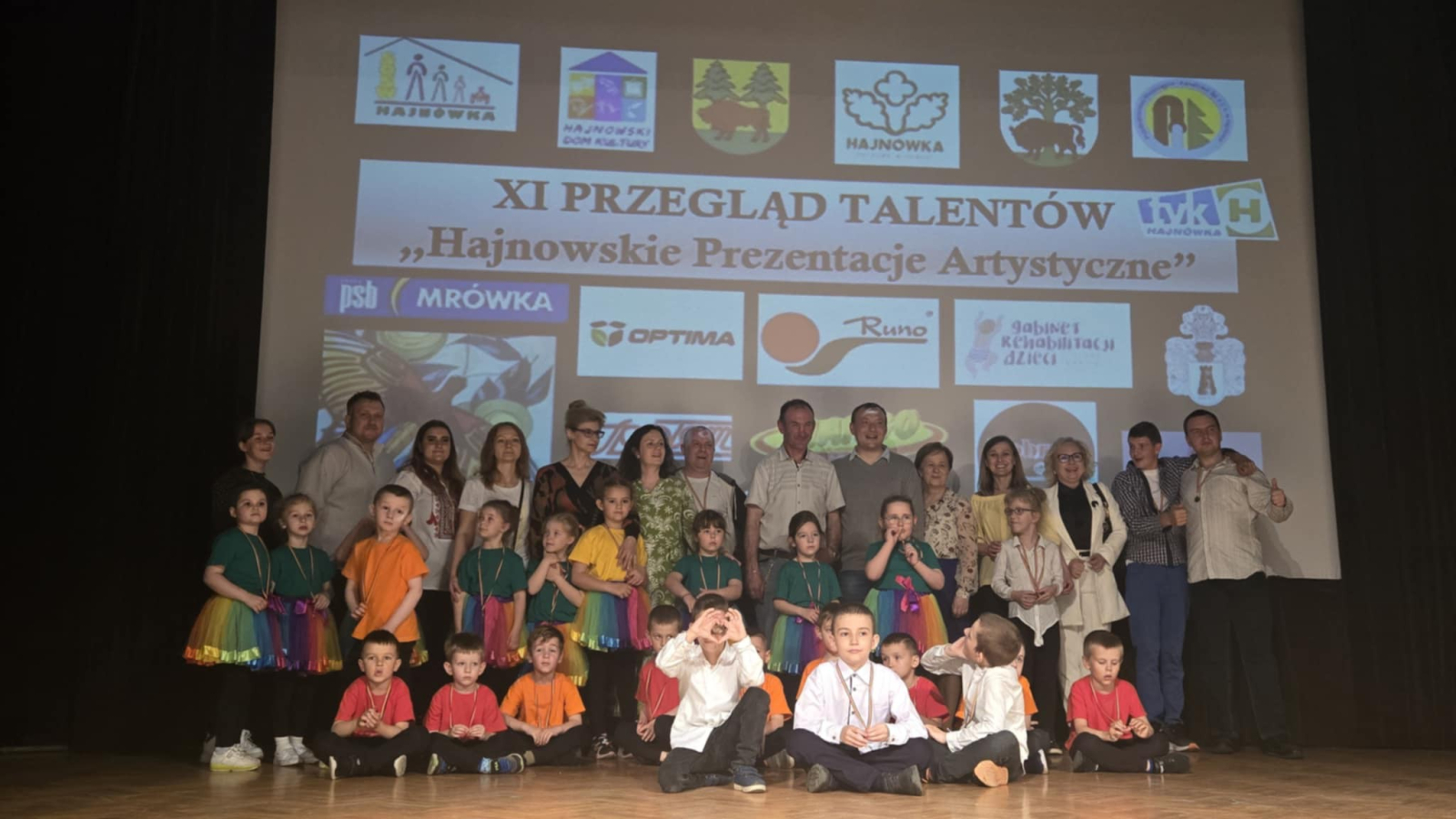 Na scenie Hajnowskiego Domu Kultury do zdjęcia pozują uczestnicy wydarzenia wraz z przedstawicielami placówek oświatowych