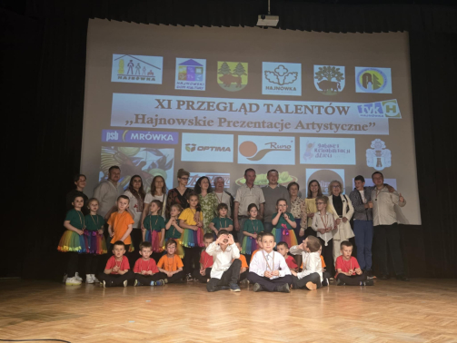 Na scenie Hajnowskiego Domu Kultury do zdjęcia pozują uczestnicy wydarzenia wraz z przedstawicielami placówek oświatowych