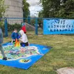 Dzieci stoją na planszy gry XXL