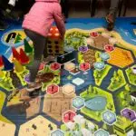 Dziecko stoi na planszy gry XXL