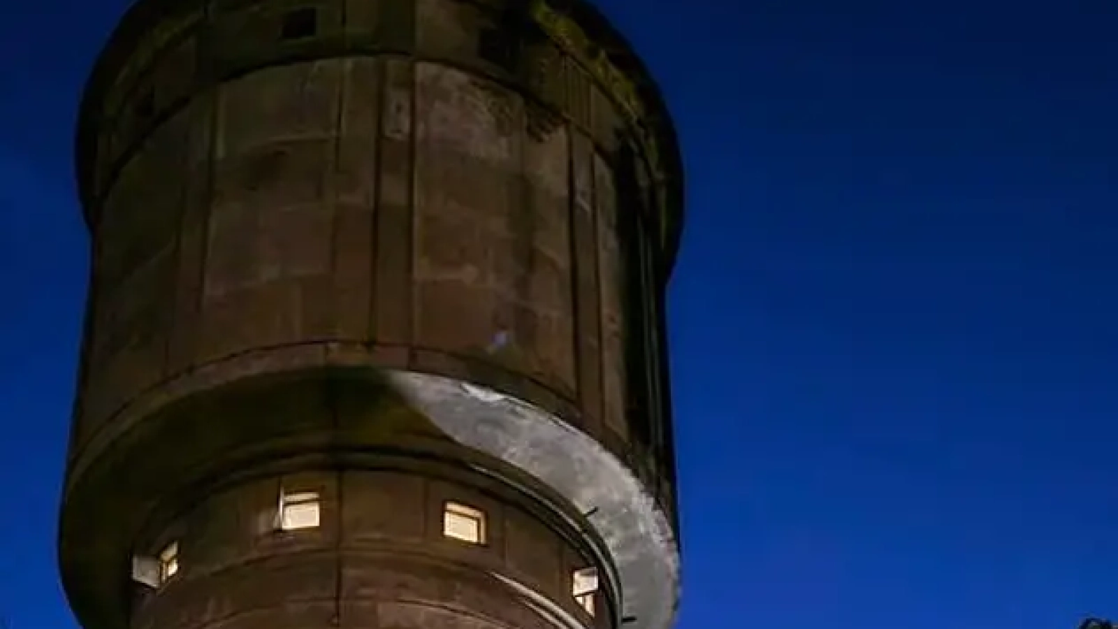 Wieża ciśnień w porze nocnej