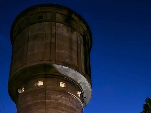 Wieża ciśnień w porze nocnej