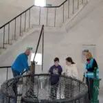 Uczestnicy wydarzenia zwiedzają Wieżę Ciśnień