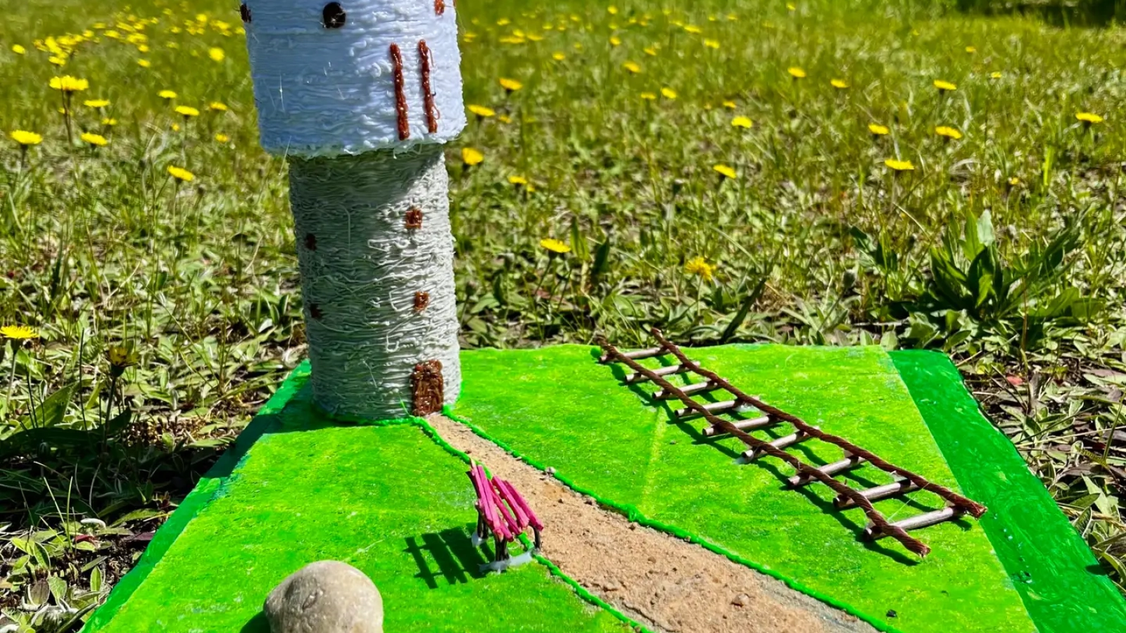 Praca plastyczna uczestnika konkursu prezentująca wieżę ciśnień